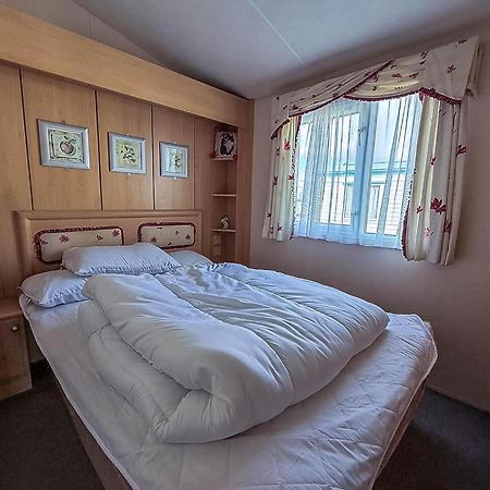 8 Berth Caravan With Decking To Hire At Naze Marine In Essex Ref 17045Nm Walton-on-the-Naze Zewnętrze zdjęcie