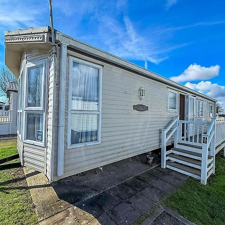 8 Berth Caravan With Decking To Hire At Naze Marine In Essex Ref 17045Nm Walton-on-the-Naze Zewnętrze zdjęcie