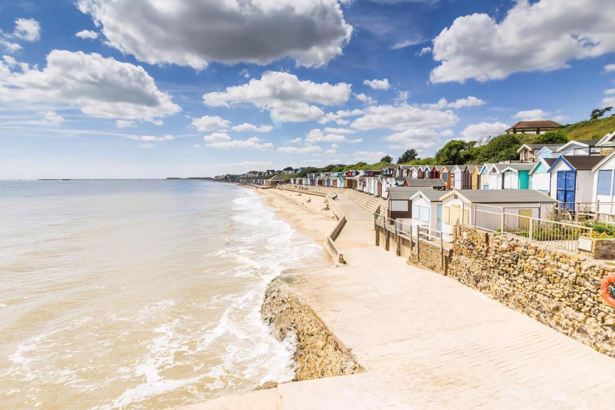 8 Berth Caravan With Decking To Hire At Naze Marine In Essex Ref 17045Nm Walton-on-the-Naze Zewnętrze zdjęcie