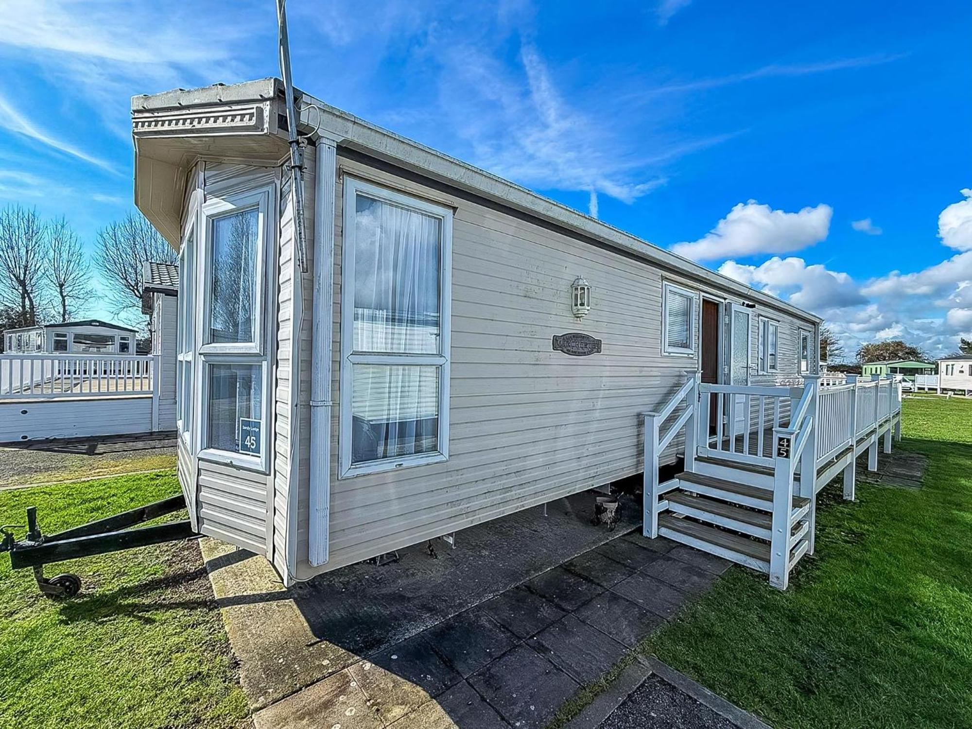 8 Berth Caravan With Decking To Hire At Naze Marine In Essex Ref 17045Nm Walton-on-the-Naze Zewnętrze zdjęcie