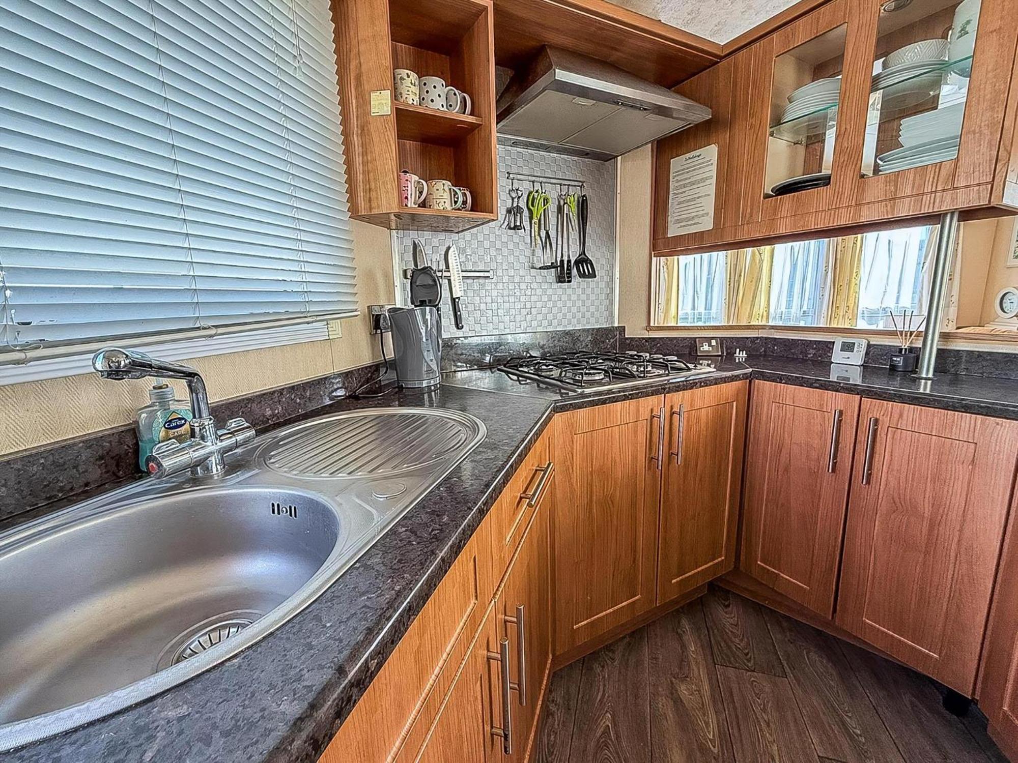 8 Berth Caravan With Decking To Hire At Naze Marine In Essex Ref 17045Nm Walton-on-the-Naze Zewnętrze zdjęcie