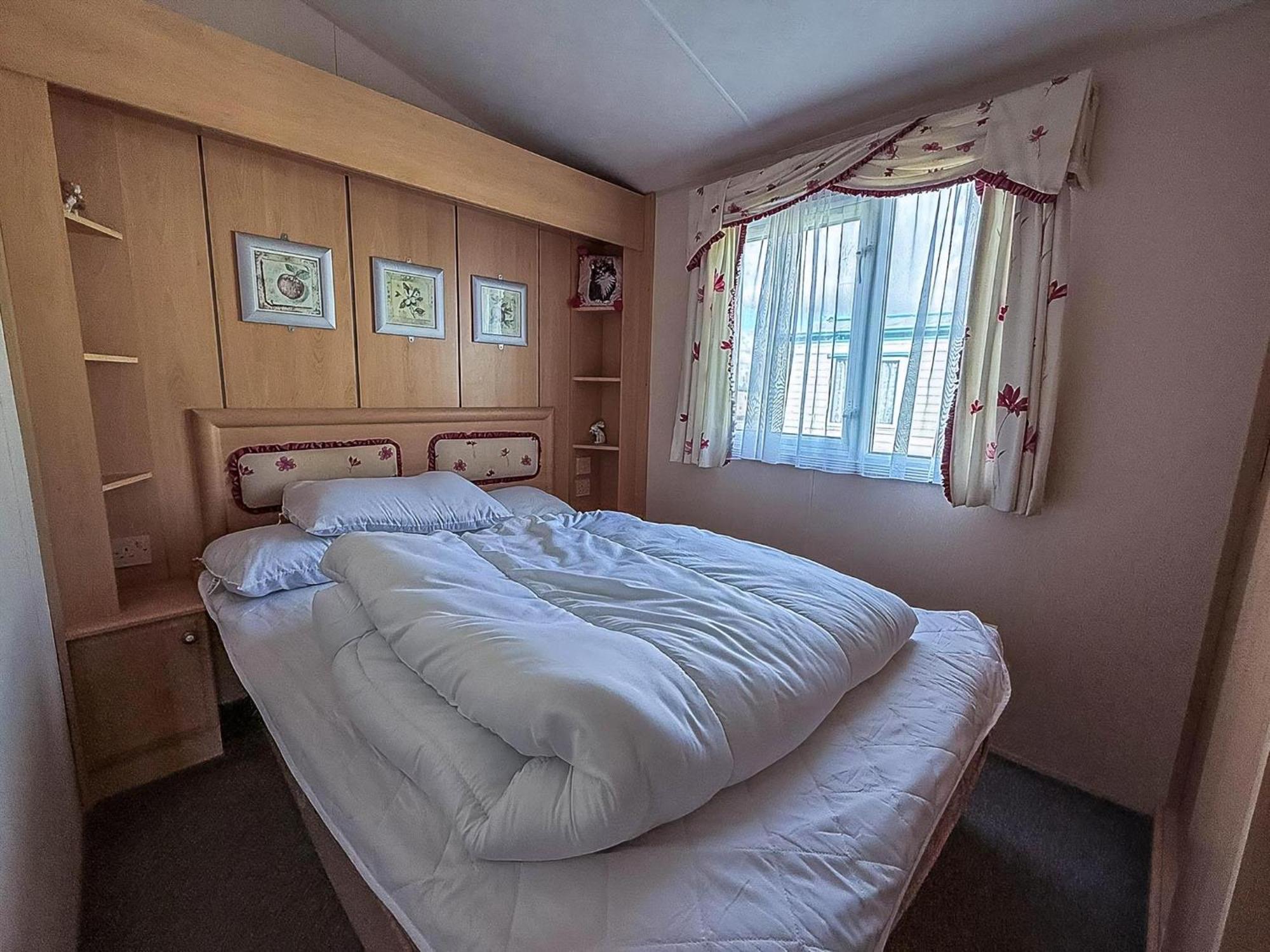 8 Berth Caravan With Decking To Hire At Naze Marine In Essex Ref 17045Nm Walton-on-the-Naze Zewnętrze zdjęcie
