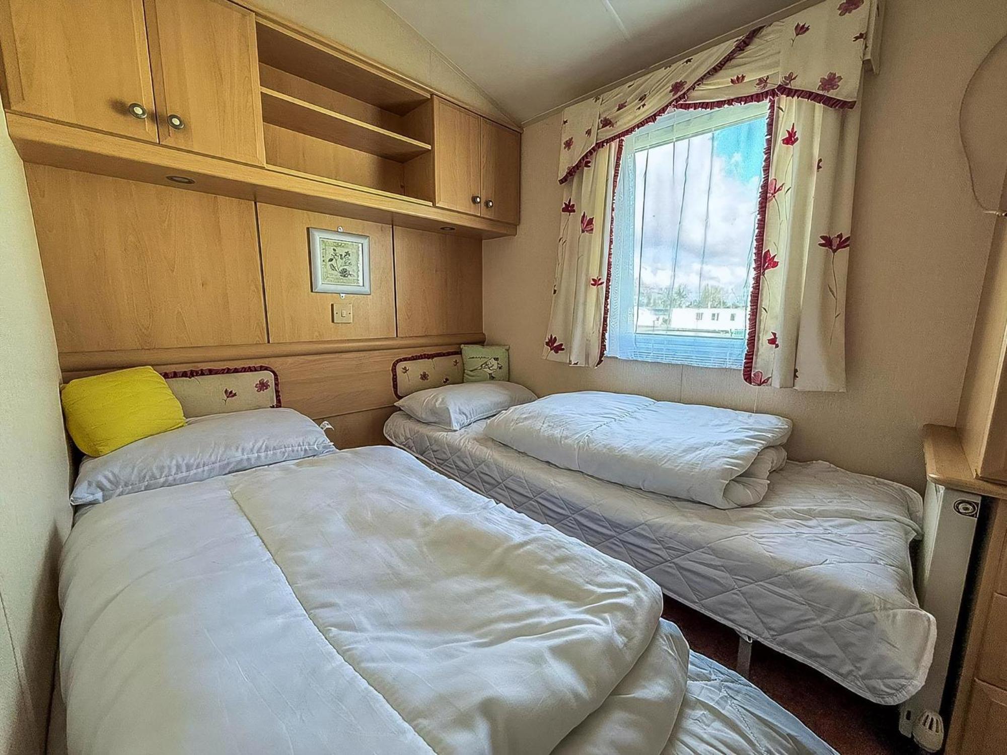 8 Berth Caravan With Decking To Hire At Naze Marine In Essex Ref 17045Nm Walton-on-the-Naze Zewnętrze zdjęcie
