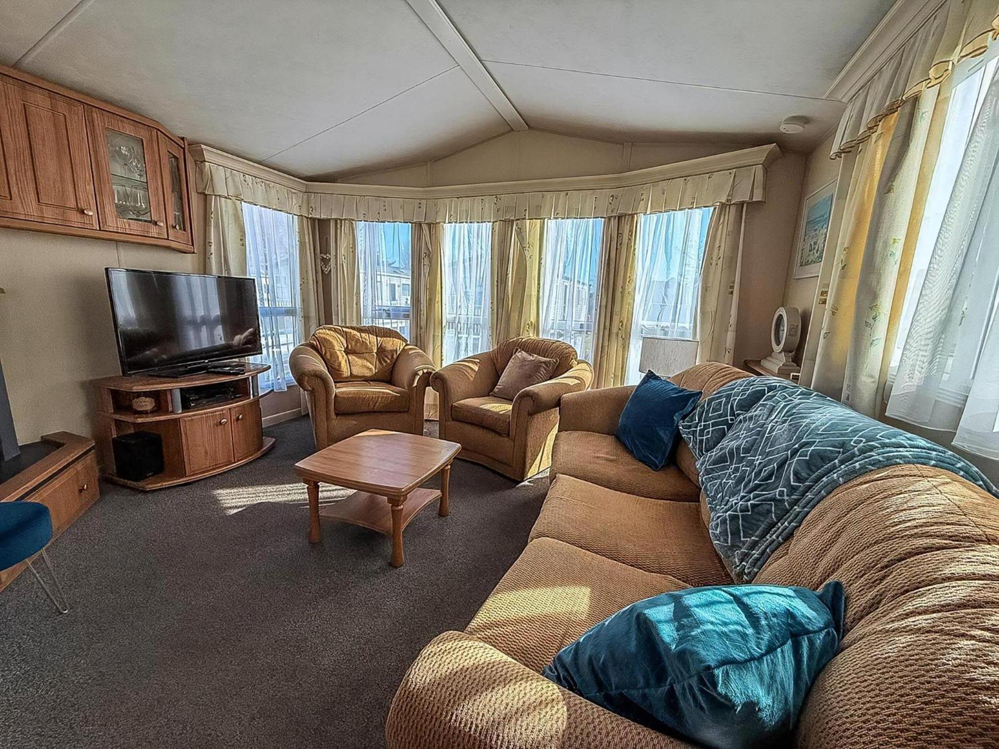 8 Berth Caravan With Decking To Hire At Naze Marine In Essex Ref 17045Nm Walton-on-the-Naze Zewnętrze zdjęcie