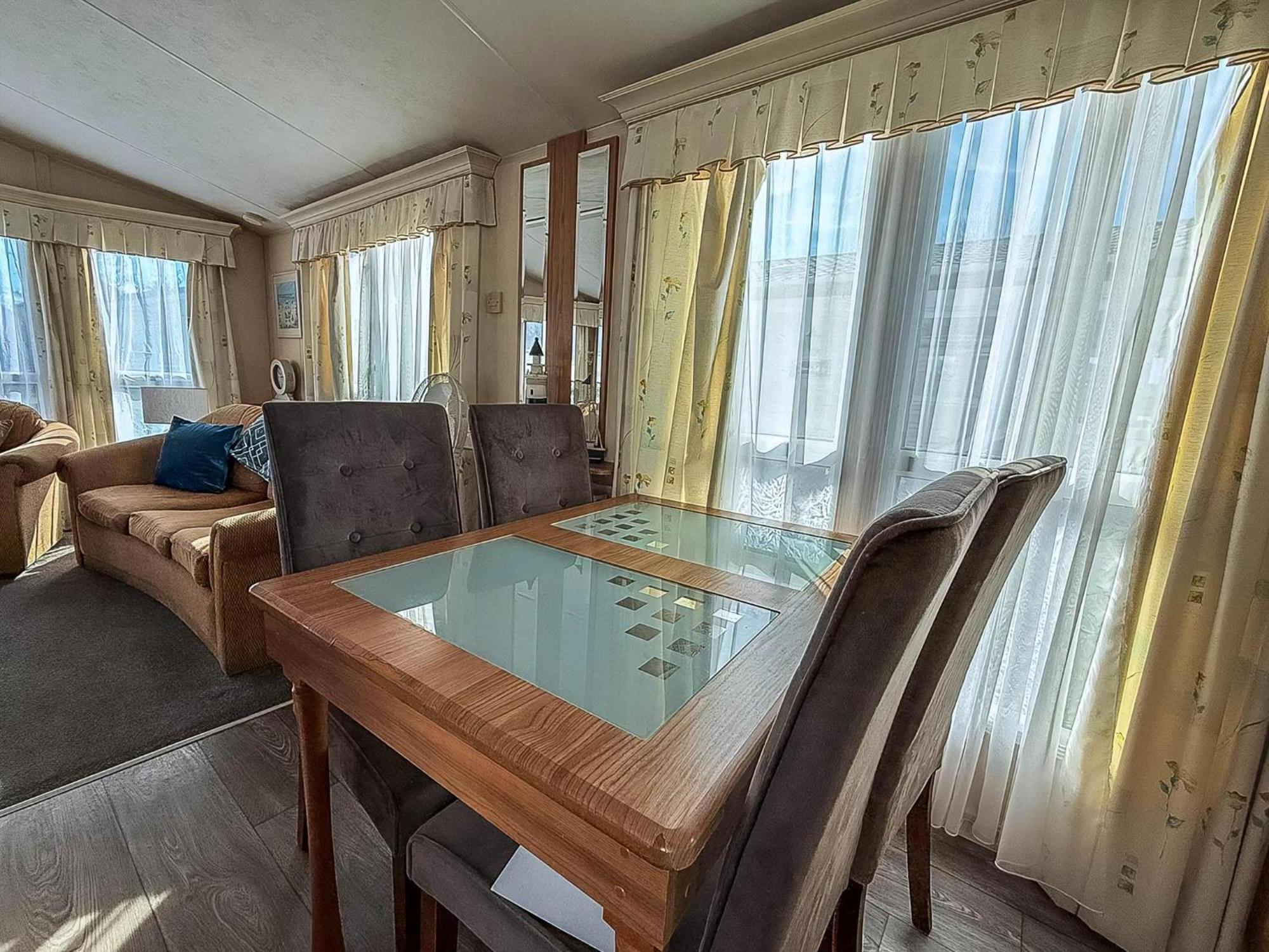 8 Berth Caravan With Decking To Hire At Naze Marine In Essex Ref 17045Nm Walton-on-the-Naze Zewnętrze zdjęcie