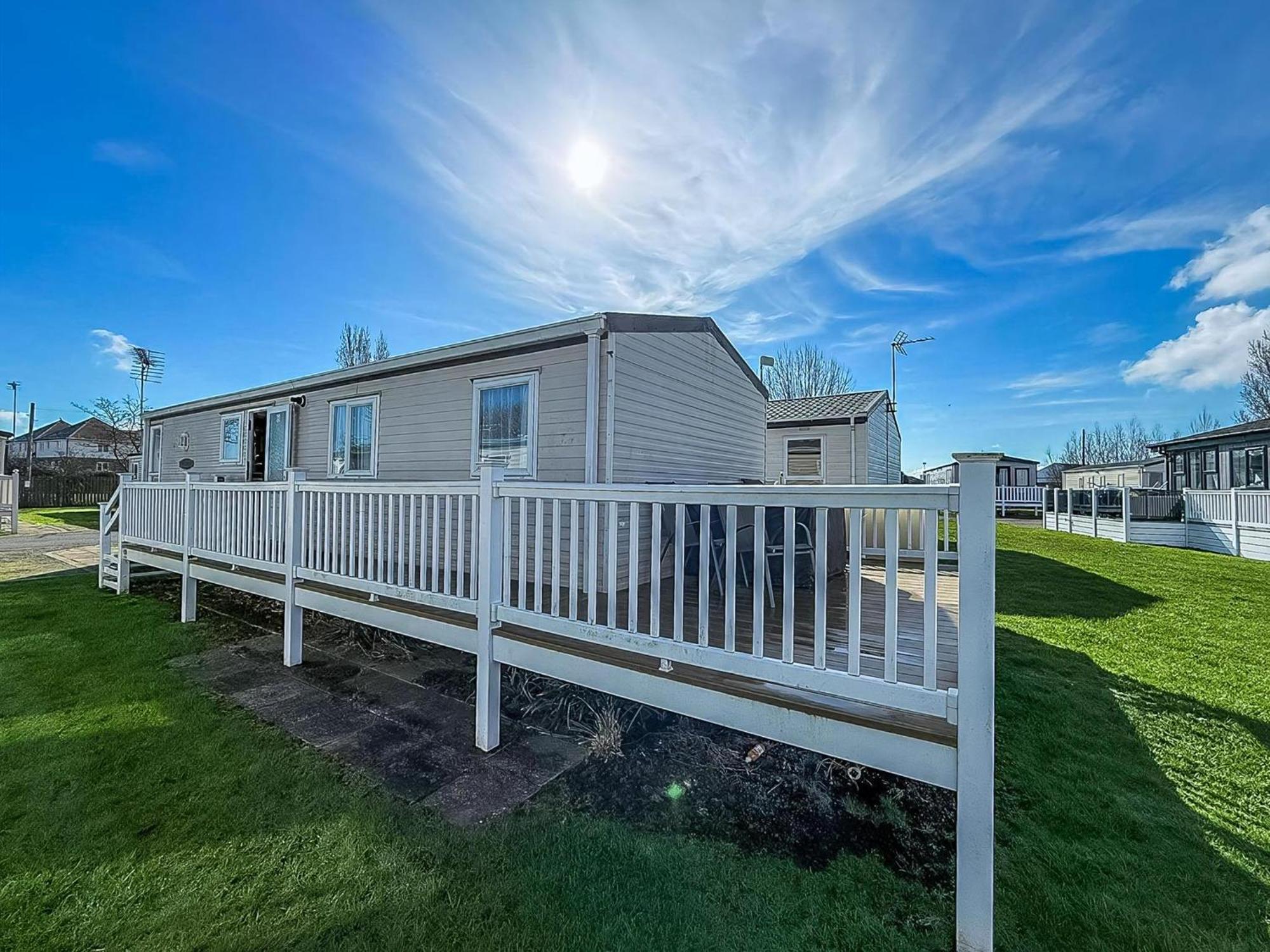 8 Berth Caravan With Decking To Hire At Naze Marine In Essex Ref 17045Nm Walton-on-the-Naze Zewnętrze zdjęcie