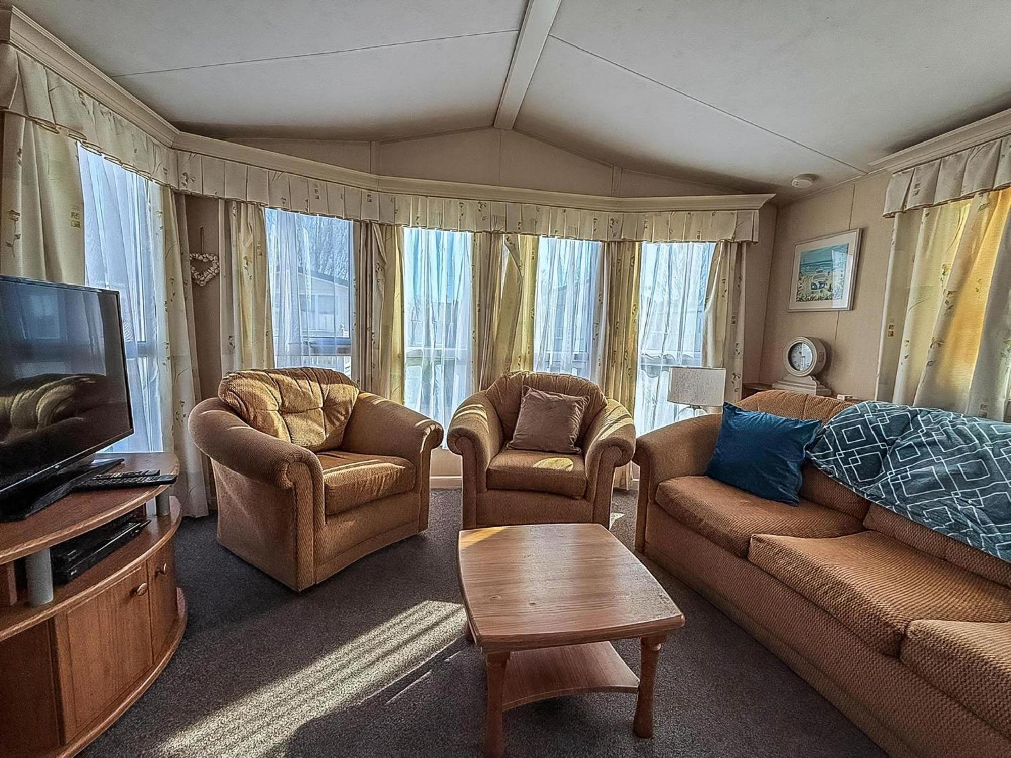 8 Berth Caravan With Decking To Hire At Naze Marine In Essex Ref 17045Nm Walton-on-the-Naze Zewnętrze zdjęcie